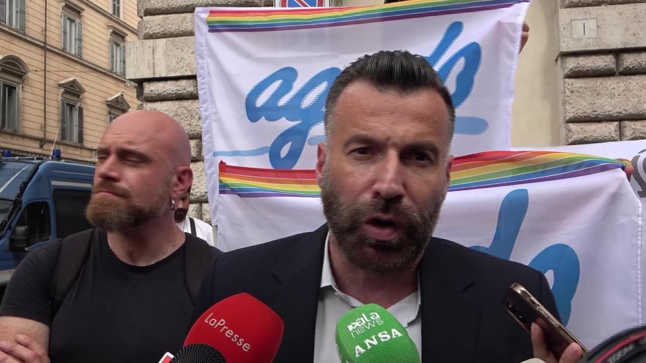 Omofobia, Zan in piazza con le associazioni: "Renzi segua Biden, non Orban"