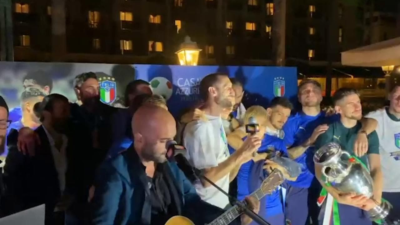Euro 2020, la Nazionale festeggia con i Negramaro. Sangiorgi e Immobile duettano su 'Napule è'