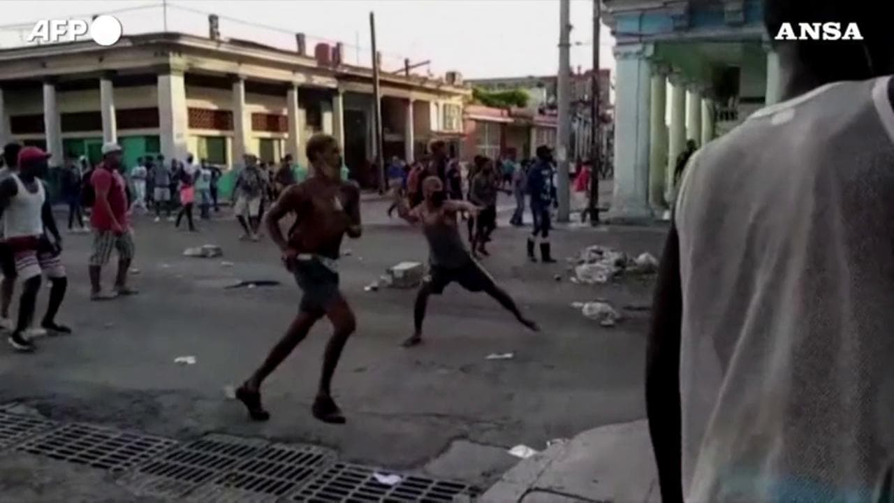 Cuba, manifestazione contro il regime a L'Avana: lanci di sassi e scontri con la polizia