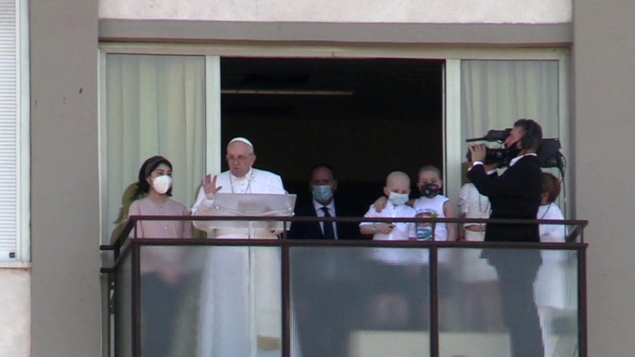 L'Angelus del Papa al Policlinico Gemelli: "Difendere il sistema sanitario gratuito". La gioia dei tanti fedeli