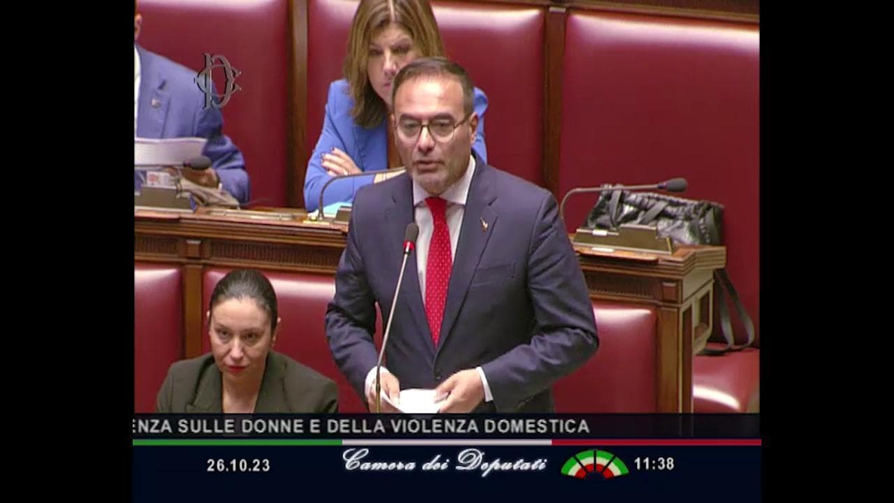 Sasso (Lega): "Nefandezza insegnare educazione sessuale nelle scuole" e scoppia bagarre alla Camera