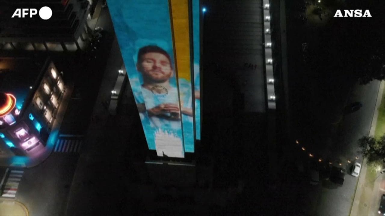 Argentina, Messi proiettato sui palazzi di Rosario: grande attesa per la finale di Coppa America
