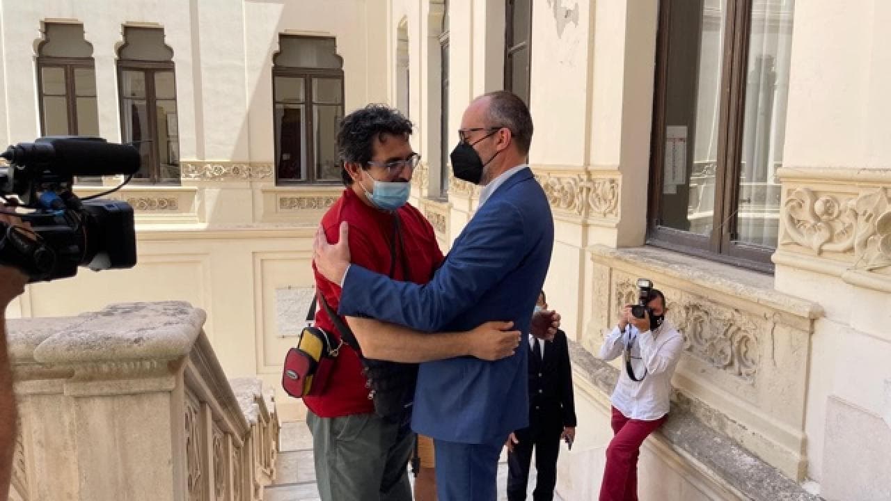 Cagliari, il sindaco incontra il rider aggredito in piazza: "Un abbraccio a nome di tutta la città"