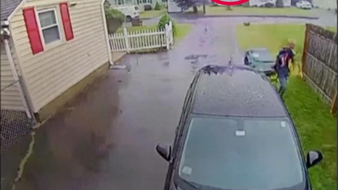 Usa, fulmine sfiora un uomo nel vialetto di casa: la fuga dopo il boato
