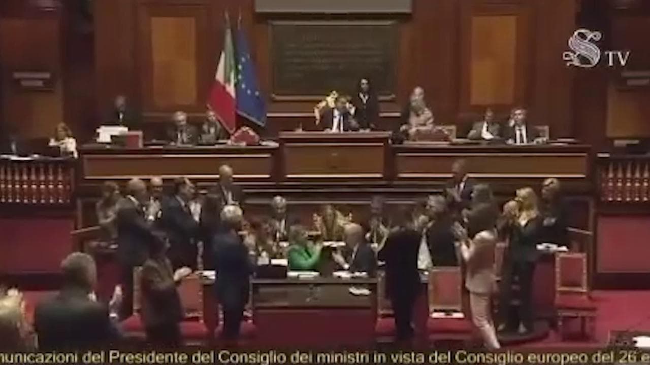 Il fuorionda (con gaffe) di La Russa al Senato: "C'è ancora l'albanese"?