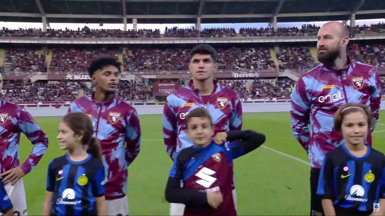 Torino-Inter, il gesto del bambino a centrocampo: alza la maglia nerazzurra e bacia quella granata