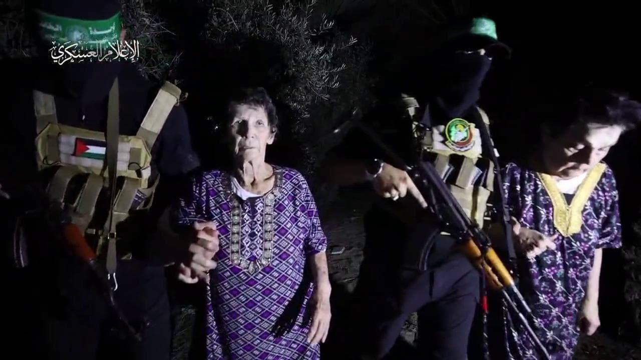 Ostaggi liberati, l’85enne pacifista stringe la mano al rapitore e gli dice "shalom"