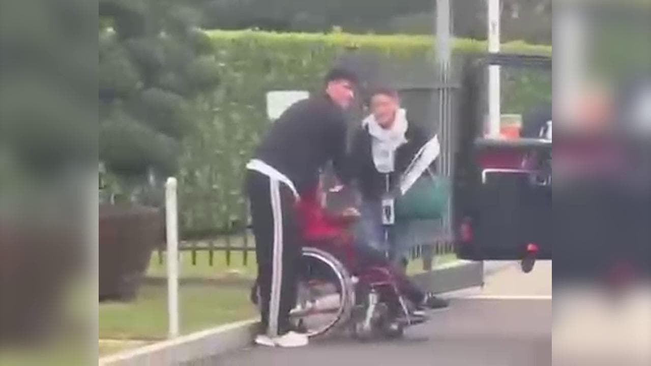 Inter, Bastoni scende dalla macchina per un selfie con una tifosa disabile