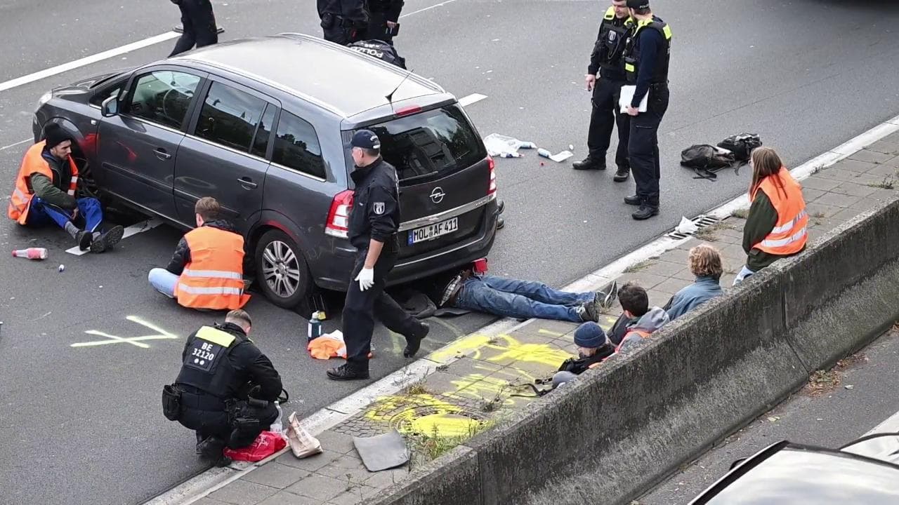 Berlino, ora gli attivisti di Ultima Generazione si incollano  alle automobili per bloccare le autostrade
