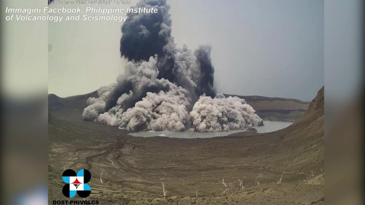 Filippine, allerta massima dopo l'eruzione del vulcano Taal: migliaia gli evacuati