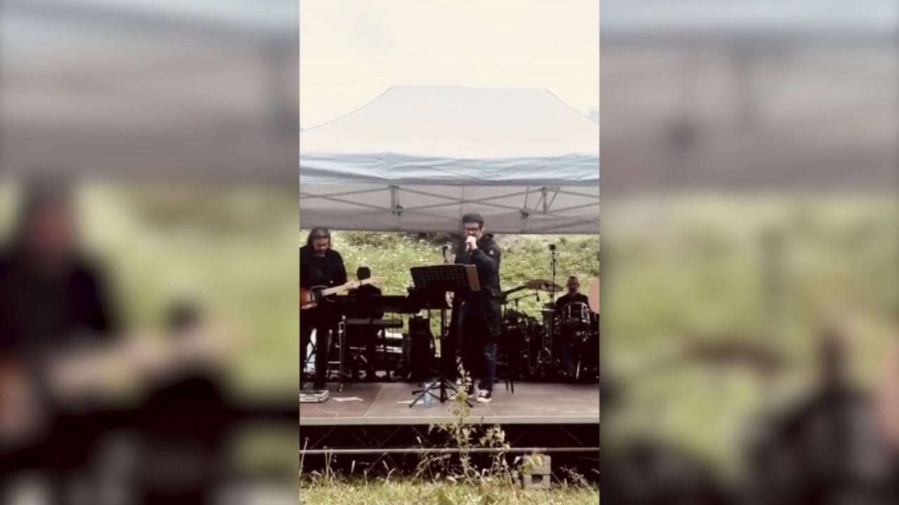 Cogne, l'omaggio di Samuele Bersani a Lucio Dalla: canta la versione acustica di "Tu non mi basti mai"