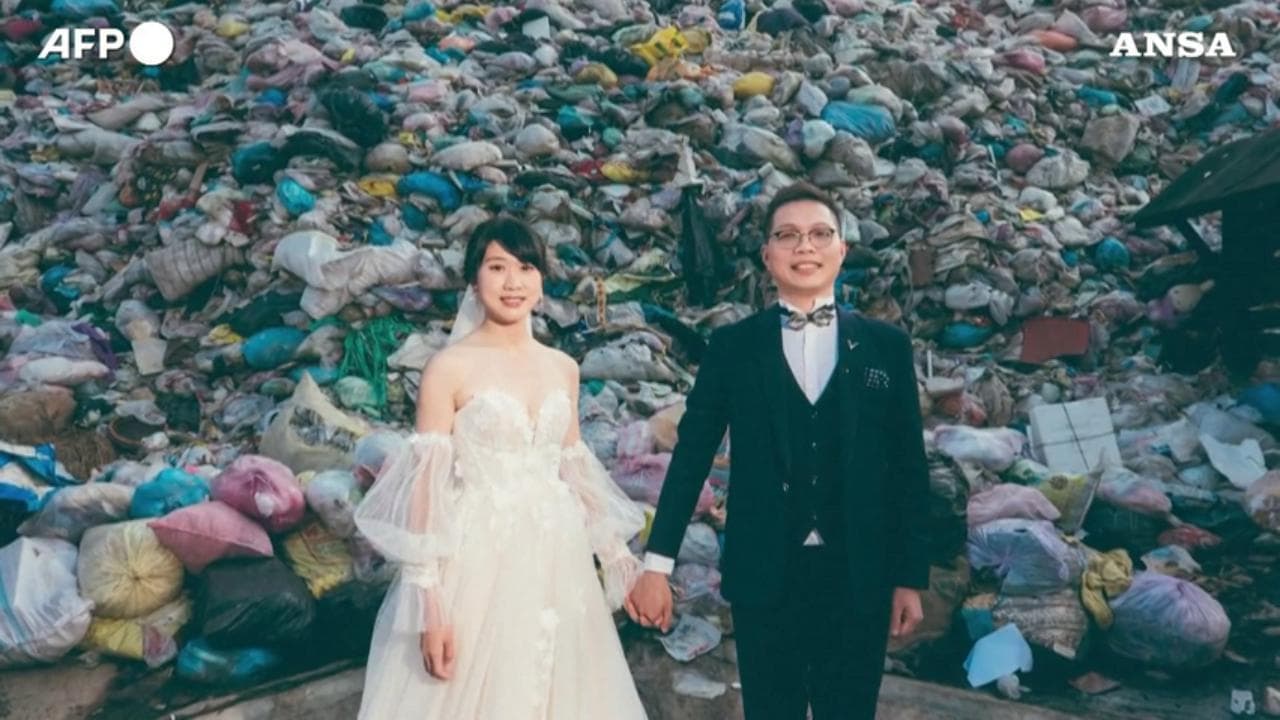 Taiwan, gli sposi sono ambientalisti: le foto del matrimonio davanti alla discarica