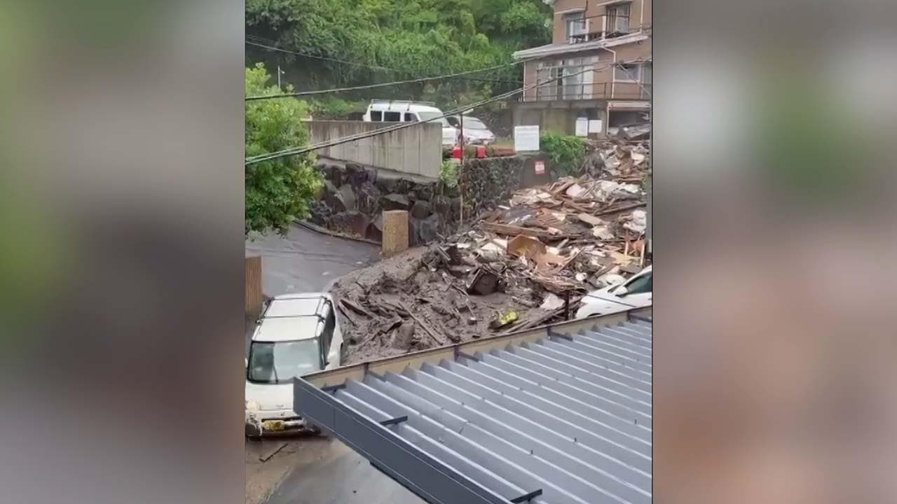 Giappone, la frana travolge la città di Atami: un furgone si salva per pochi secondi