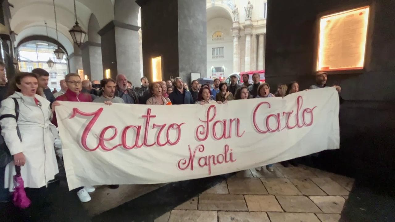 Il coro del San Carlo in sciopero canta "Va pensiero"