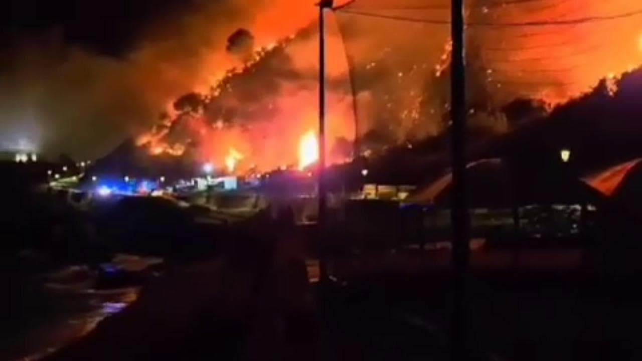 Calabria, devastante incendio a Bagnara: la montagna dietro il paese avvolta dalle fiamme