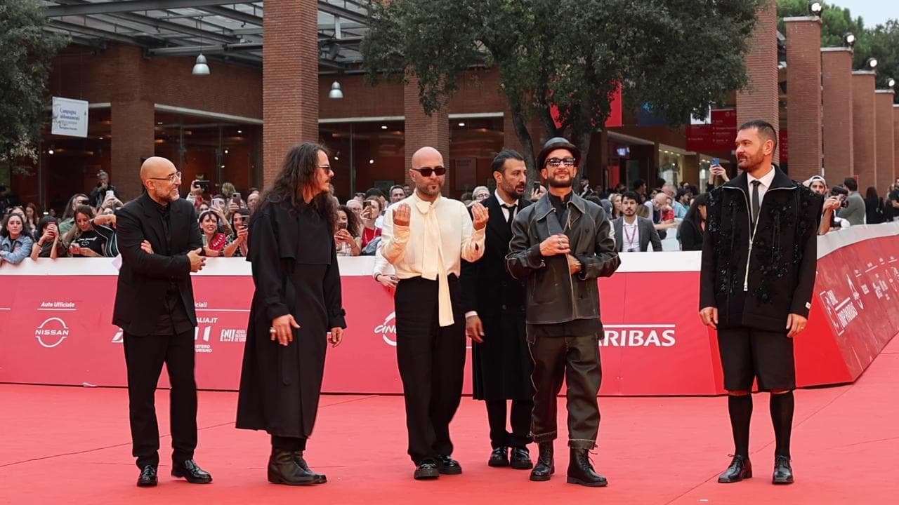 Festa di Roma, i Negramaro sfilano sul red carpet mentre i fan cantano dietro le transenne