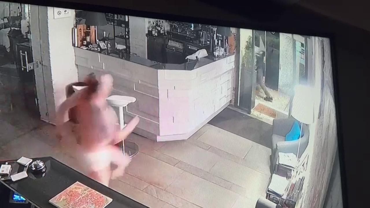 Verona, il video del locandiere che rincorre il ladro in mutande