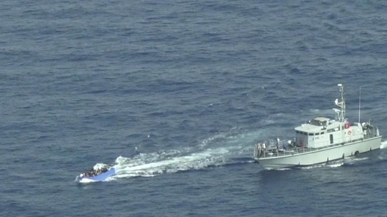 Malta, motovedetta libica sconfina dalla zona Sar e spara a barca di migranti