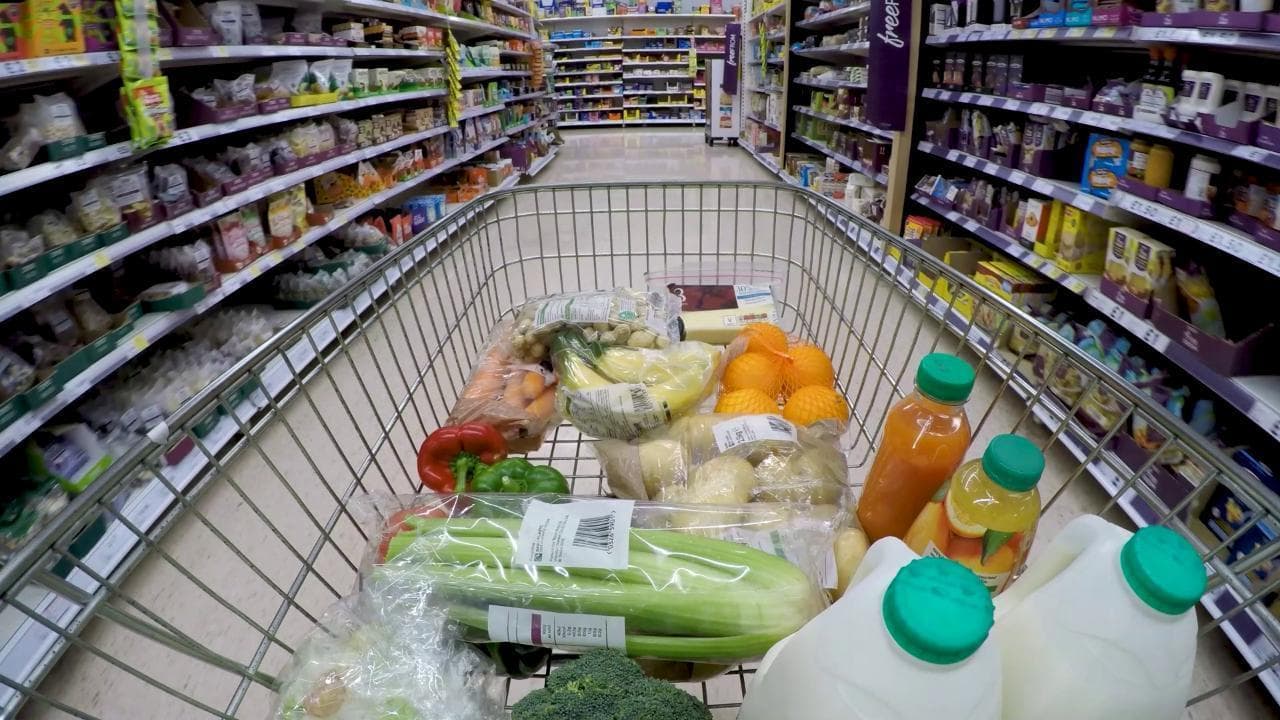 Supermercato, quanto mi costi? Così gli italiani fanno fronte al caro spesa