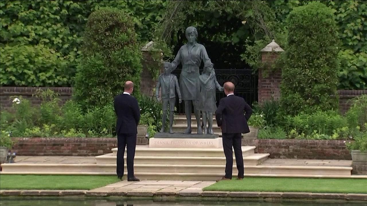 William ed Harry insieme per la madre: svelano la statua di Lady D a Kensington Palace
