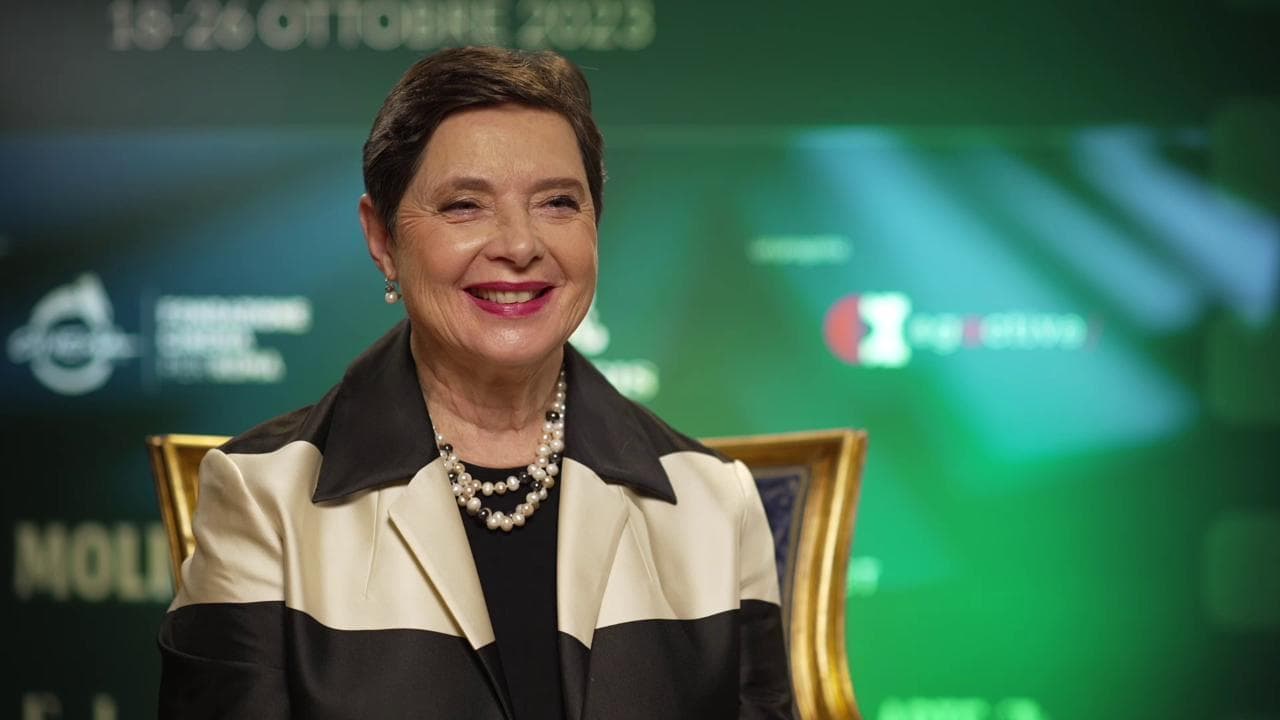 Isabella Rossellini: "La chirurgia estetica oggi è come il corsetto del passato"