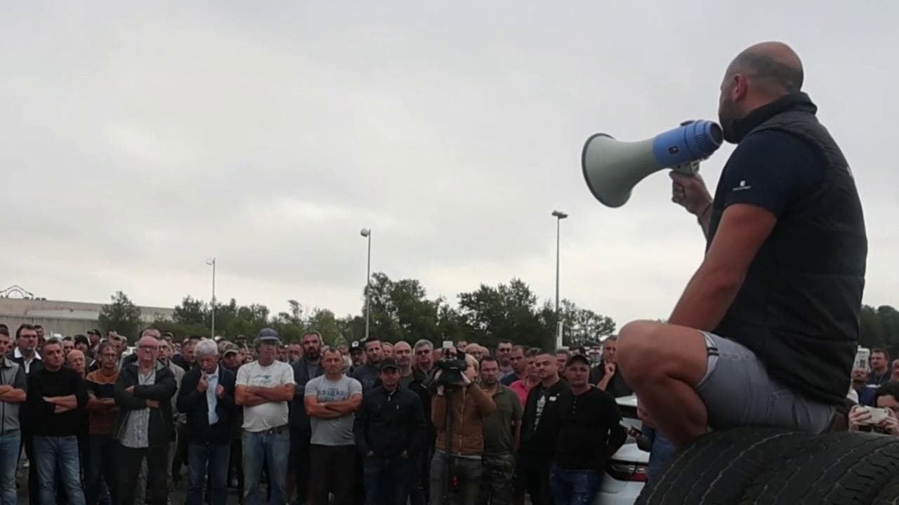 La protesta dei viticoltori francesi contro il vino spagnolo: fermano al confine i camion provenienti dal paese vicino e ne distruggono il contenuto