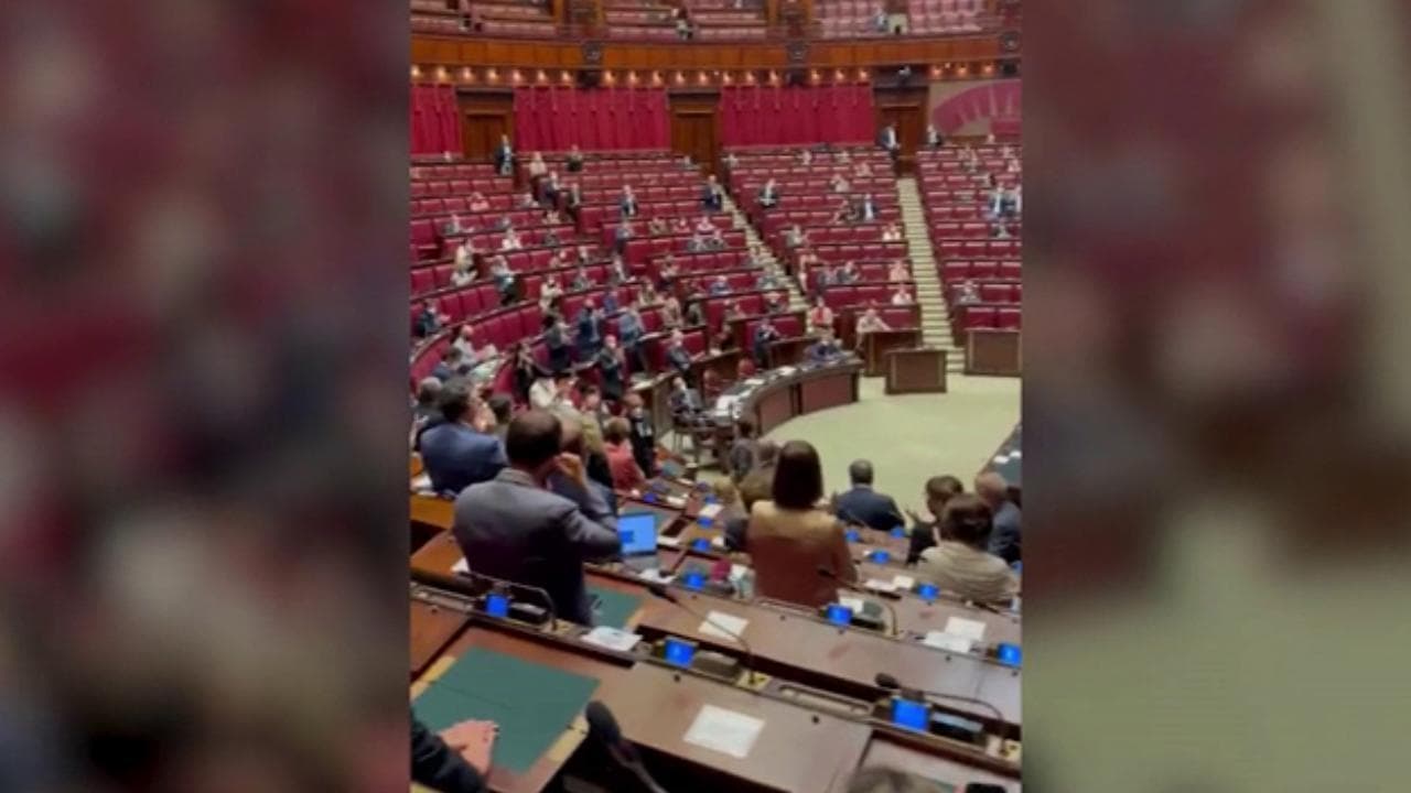 Laura Boldrini ritorna in Aula dopo la malattia: l'applauso commosso della Camera