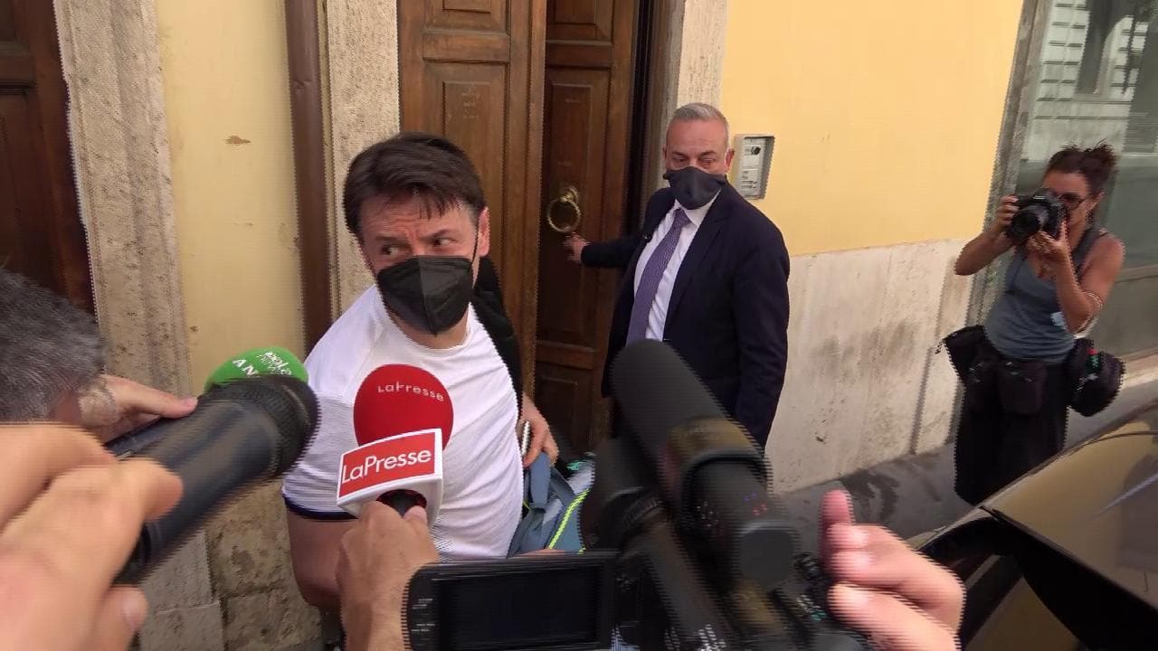 M5s, Conte si rilassa con il padel dopo lo strappo di Grillo: "Vi terrò informati"