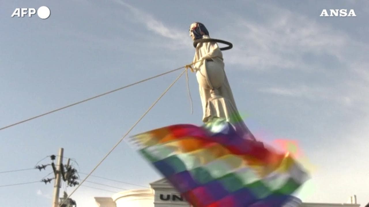 Colombia, manifestanti abbattono la statua di Cristoforo Colombo a Barranquilla