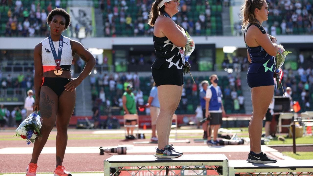 Usa, l'atleta volta le spalle alla bandiera americana: "Basta razzismo sistemico". Ed è polemica