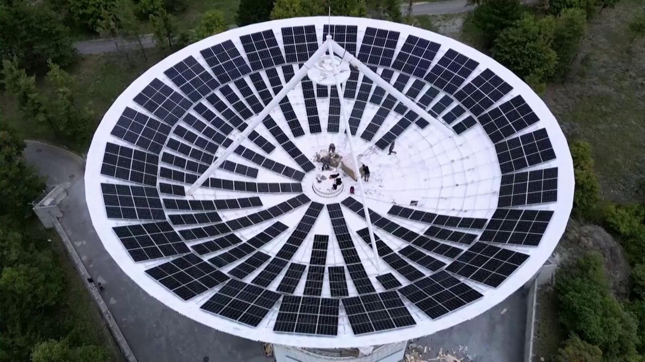 Sulle Alpi svizzere delle enormi antenne satellitari in disuso daranno energia pulita a decine di famiglie