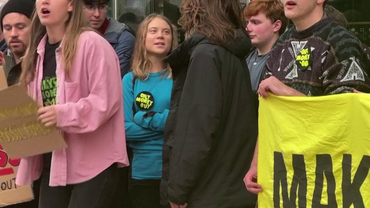 Londra, dopo l'arresto, Greta Thunberg torna  di nuovo ad unirsi alle proteste sotto gli uffici di JP Morgan