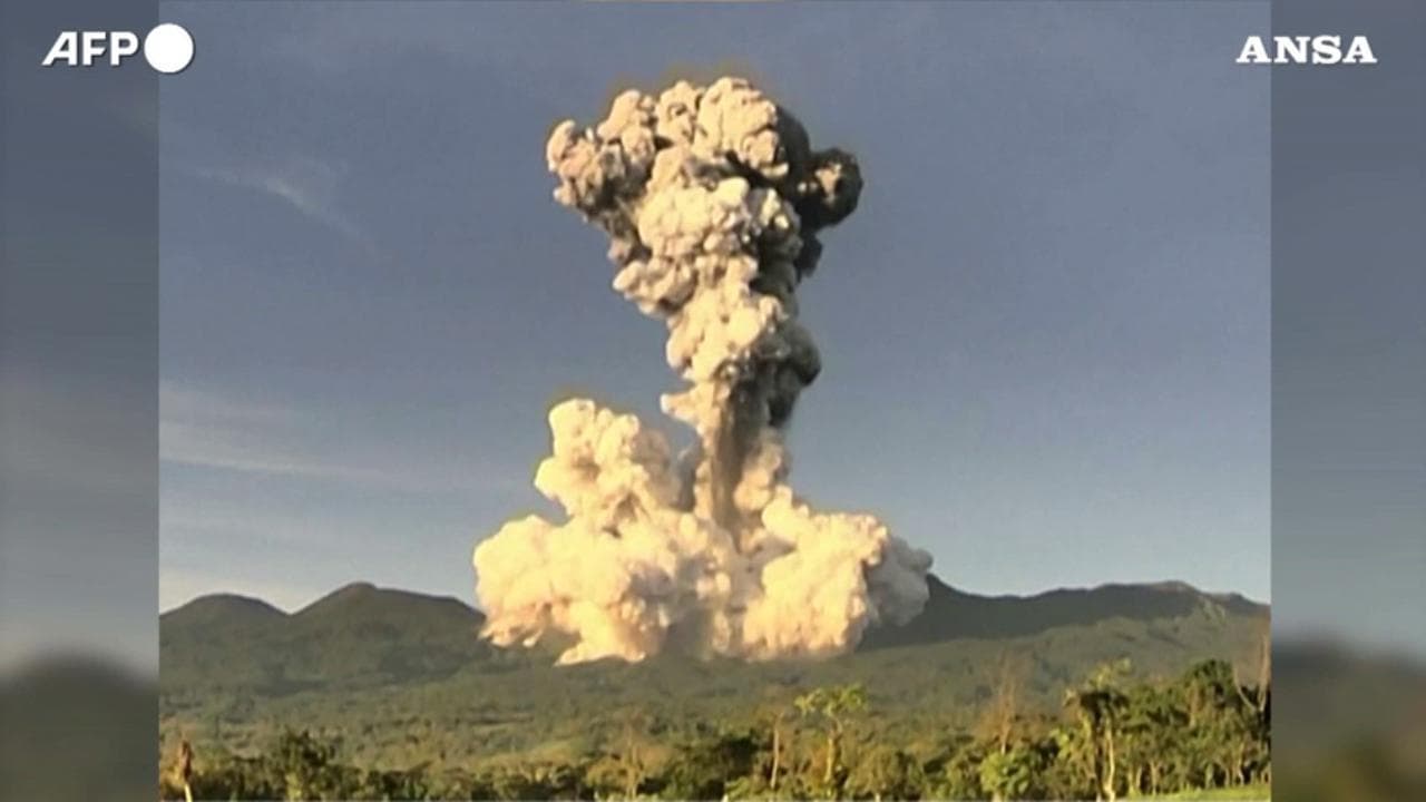Costa Rica, spettacolare eruzione del vulcano Rincon de la Vieja: il momento dell'esplosione