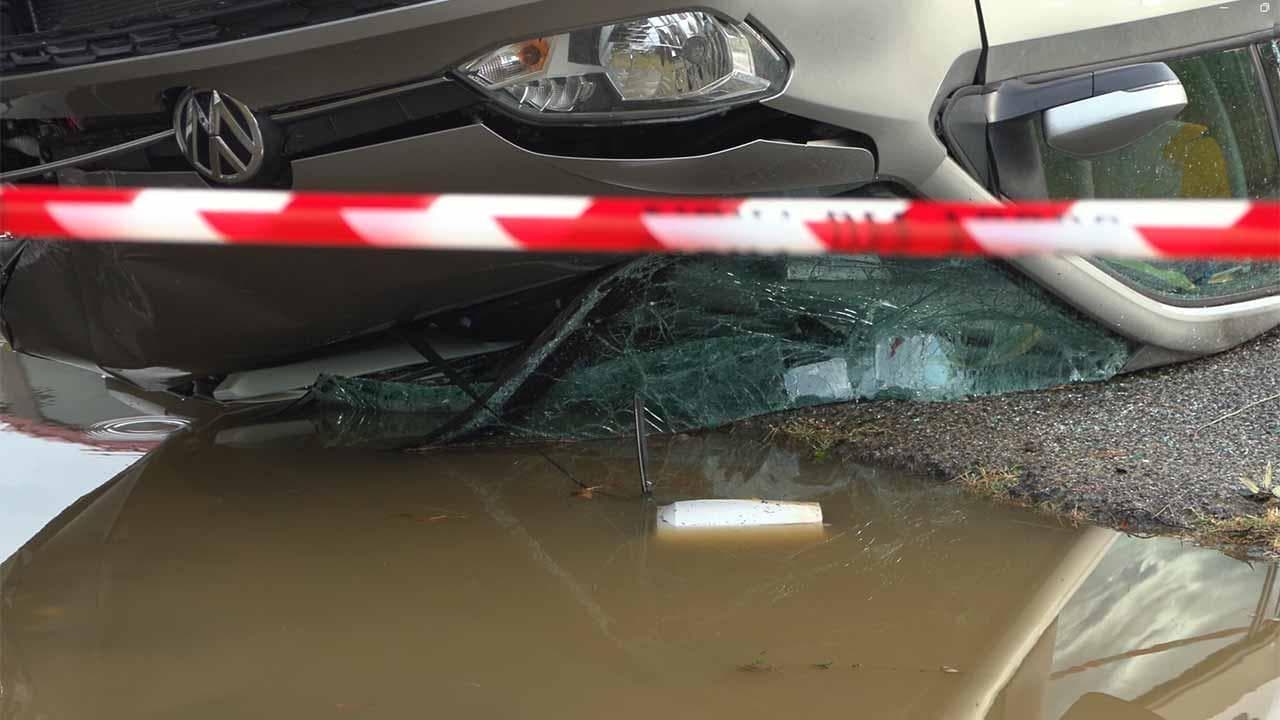 Tromba d'aria a Livorno, un'auto viene sollevata dal vento e scaraventata contro un'altra vettura