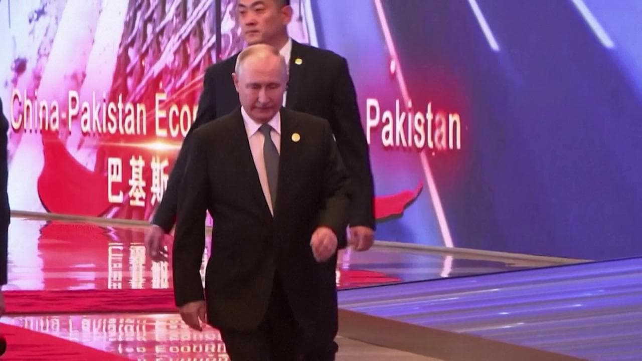 Putin filmato a Pechino con la sua valigetta nucleare per ordinare attacchi: la rarissima apparizione