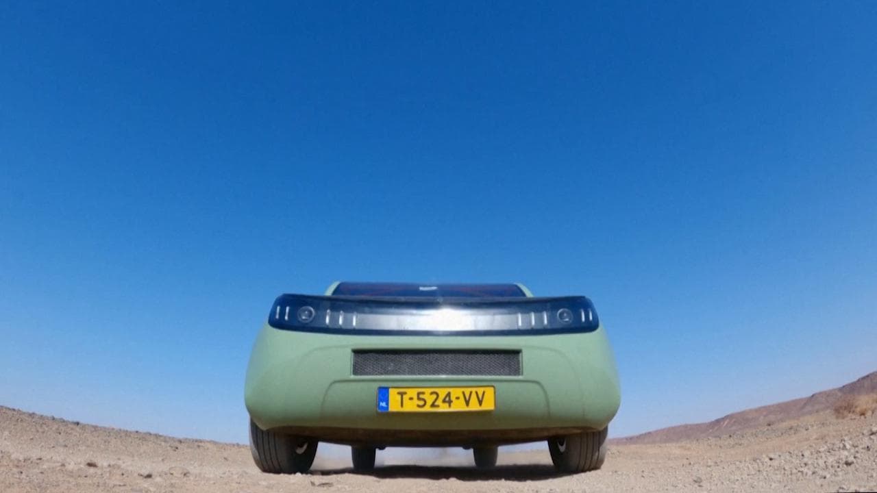 Stella Terra, l'auto elettrica che non deve ricaricarsi: ha viaggiato 1000km fino al Sahara grazie al sole