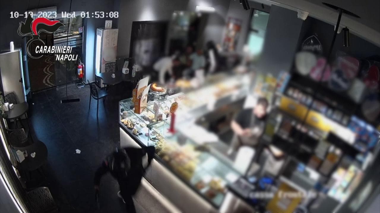 Castellammare, 16enne rapina un bar e prende 3mila euro di Gratta e vinci: all'uscita trova i carabinieri