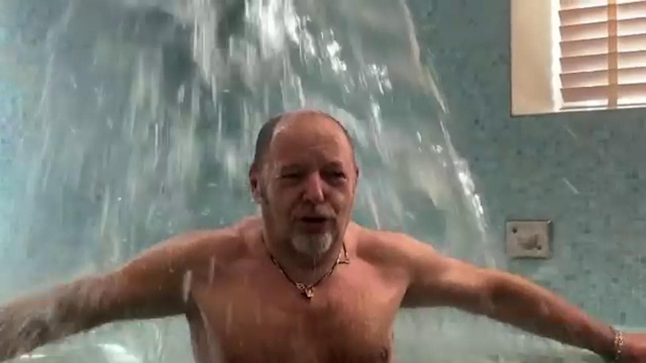 Vasco Rossi canta 'Nessun dorma' nell'idromassaggio: poi 'scompare' sotto una cascata