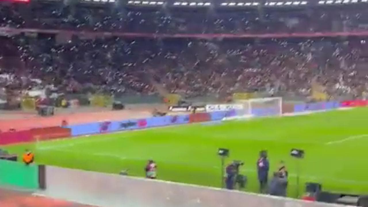 Attentato a Bruxelles, i tifosi cantano "Tutti insieme" allo stadio