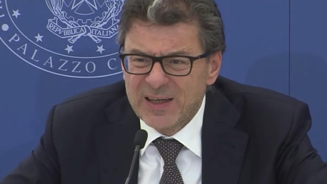 Canone Rai in bolletta, la gaffe di Giorgetti in conferenza stampa: "Si pagherà 15 euro e non 20"