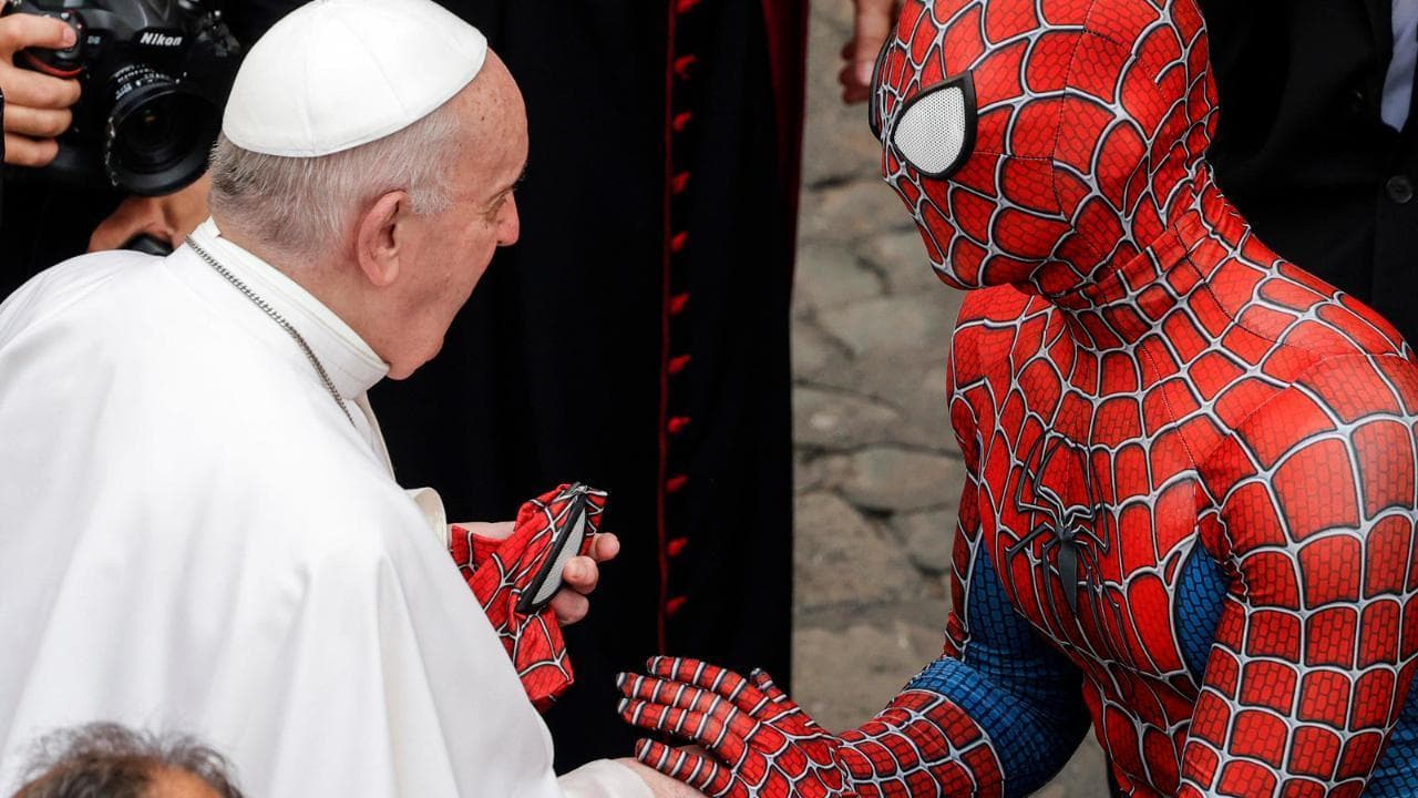Tra i fedeli all'udienza del Papa in Vaticano spunta una persona travestita da Spiderman