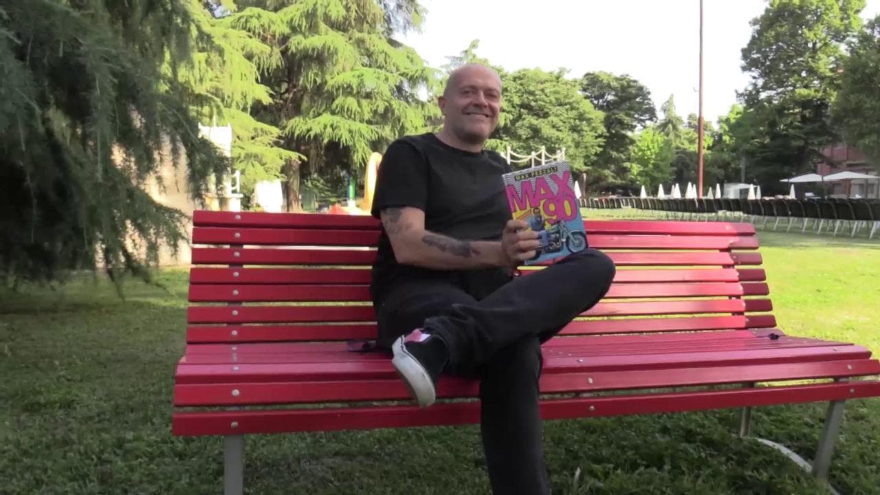 Max Pezzali, l'aneddoto sulle videocassette a luci rosse: "Le trovai nascoste tra i liquori di papà"