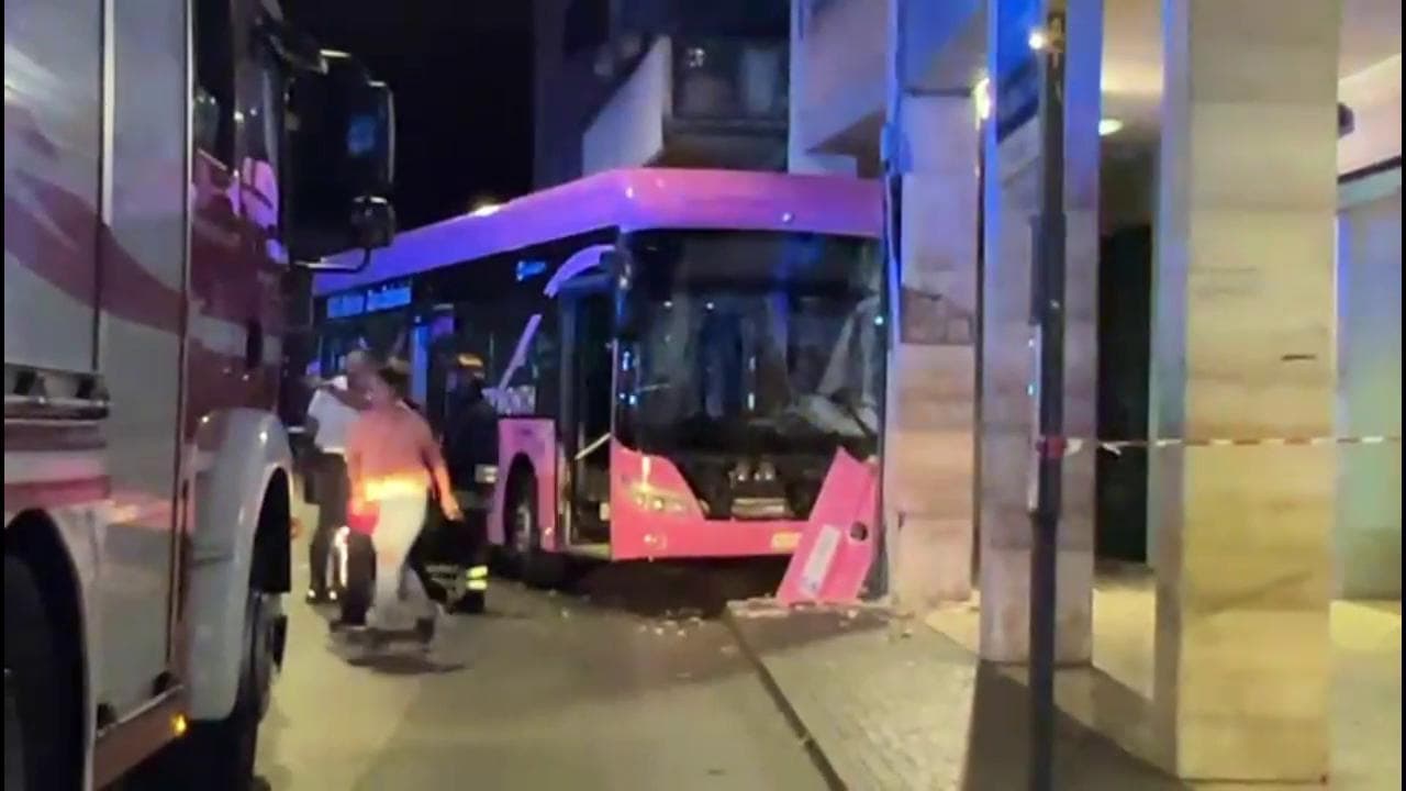 Mestre, nuovo incidente di un bus elettrico: il mezzo si schianta contro il pilone di un edificio