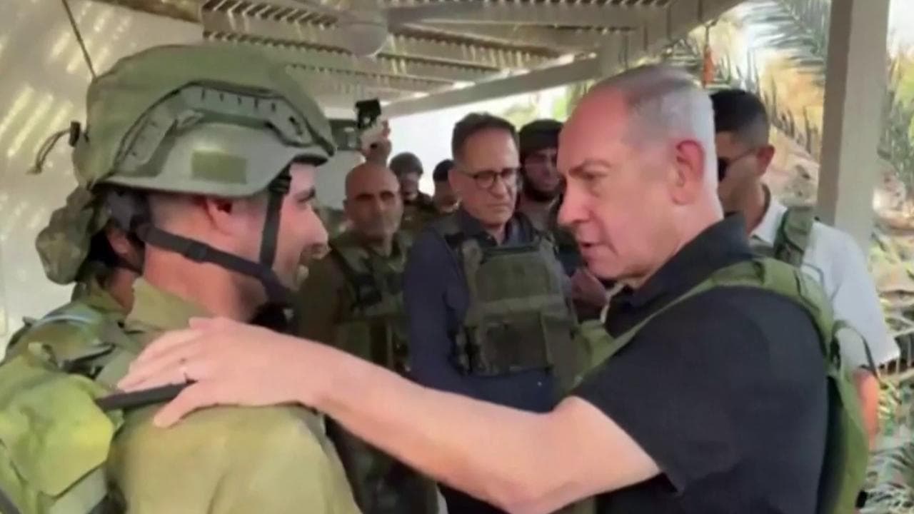 Israele, Netanyahu visita i kibbutz dei massacri per ascoltare e incoraggiare i suoi soldati