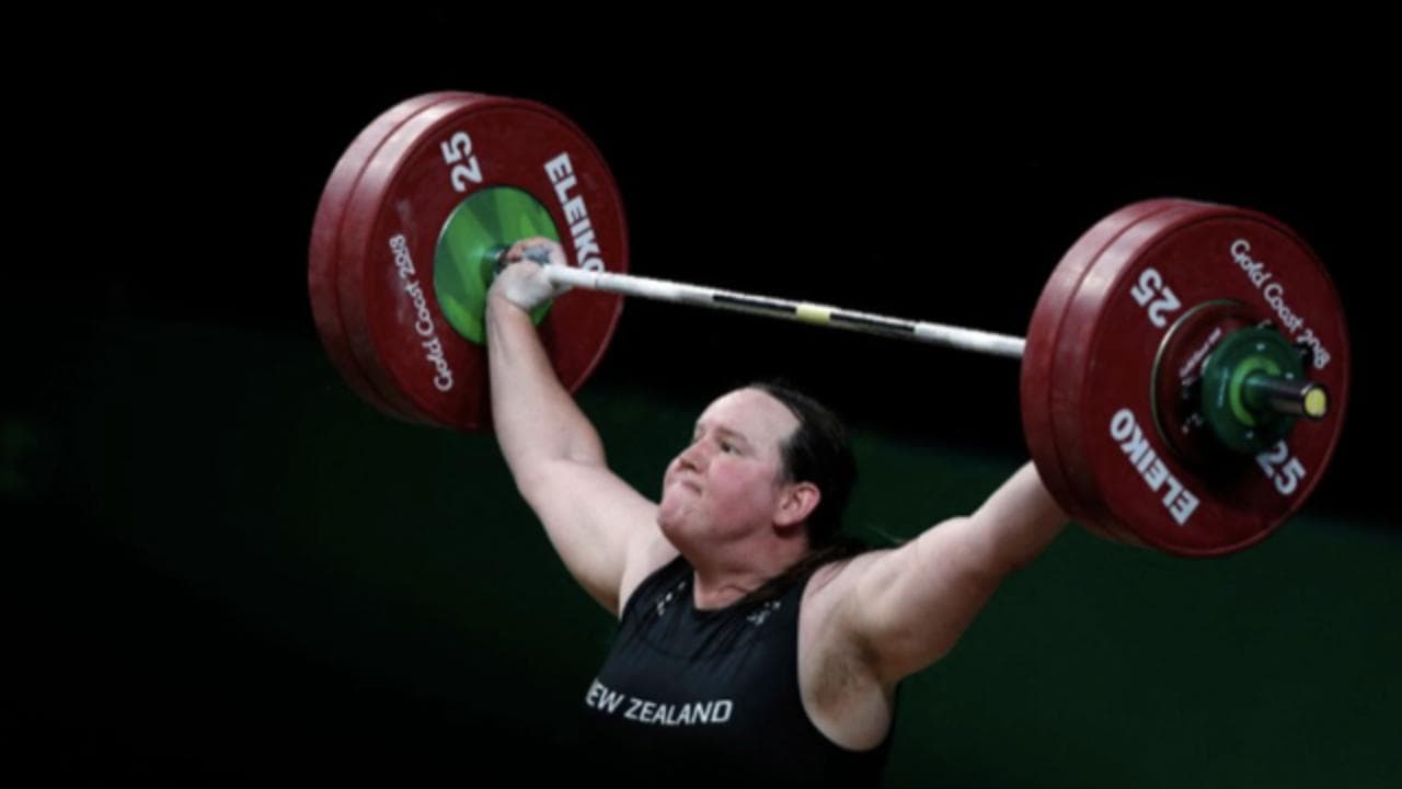 Laurel Hubbard prima atleta transgender alle Olimpiadi: "Momento storico, ma non mancano polemiche"