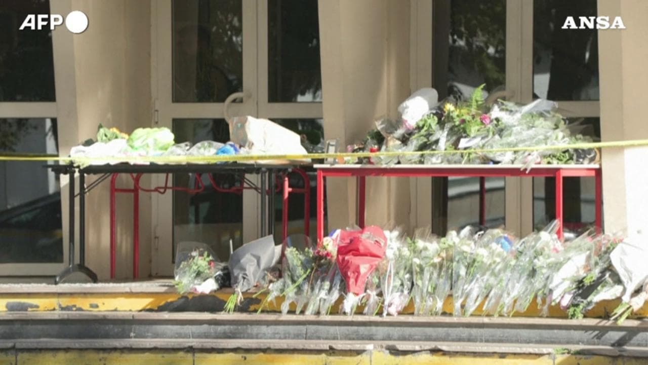 Francia, fiori davanti al liceo di Arras: l'omaggio per le vittime dell'attacco