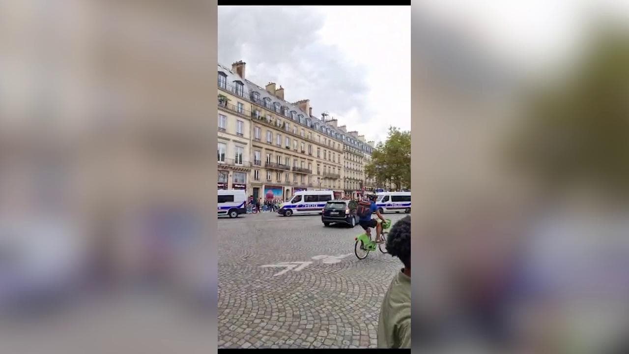 Parigi, Louvre evacuato per allarme bomba: il museo circondato dalla polizia
