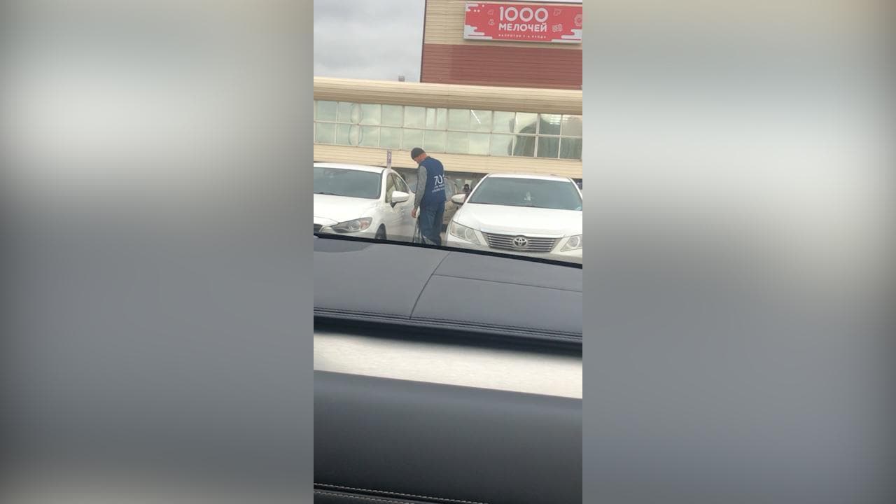 Mosca, tenta di aprire l'auto sbagliata: solo dopo 5 minuti si accorge dell'errore