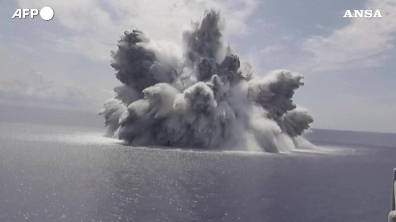 Gli Usa si preparano a una possibile guerra: gigantesca esplosione in mare per testare la resistenza delle portaerei