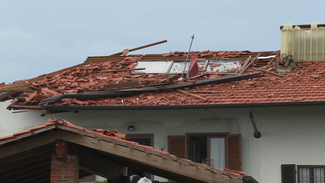 Maltempo in Piemonte: danni e disagi: le case scoperchiate e gli alberi abbattuti a Favria